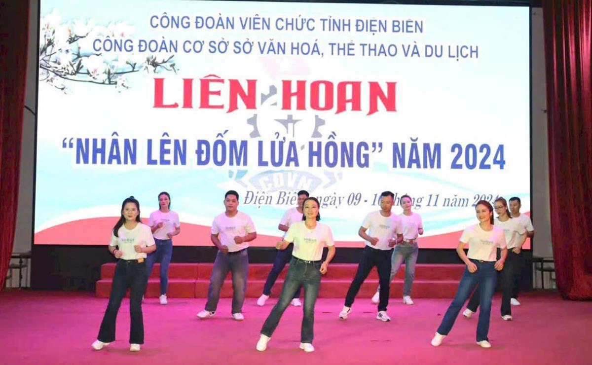 Tham gia tiết mục nhảy dân vũ
